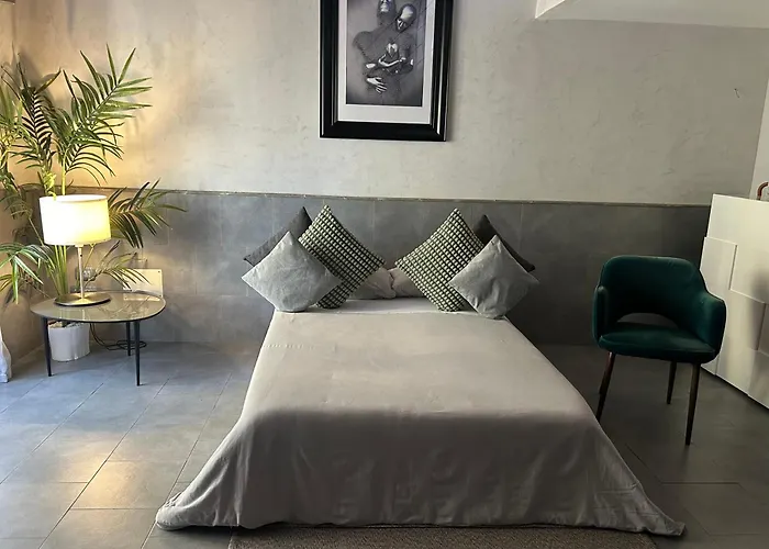 Un Passo Dal Castello Maschio ANGIOINO